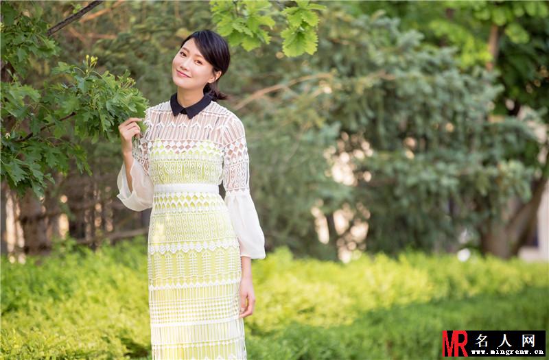 李斯羽初夏街拍 气质清新迷人(1)