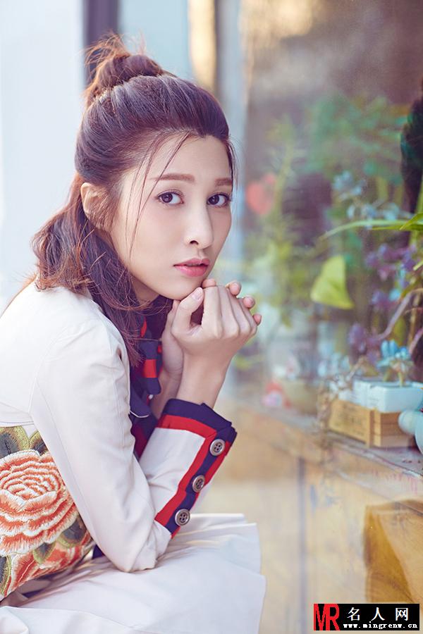 王倩一曝新写真 身着复古套装温暖人心(1)