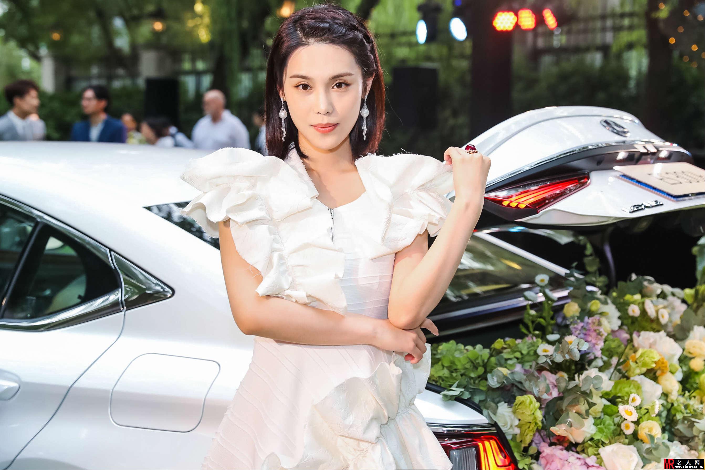 韩丹彤出席费加罗晚宴 白色裙装诠释时尚仙度(1)