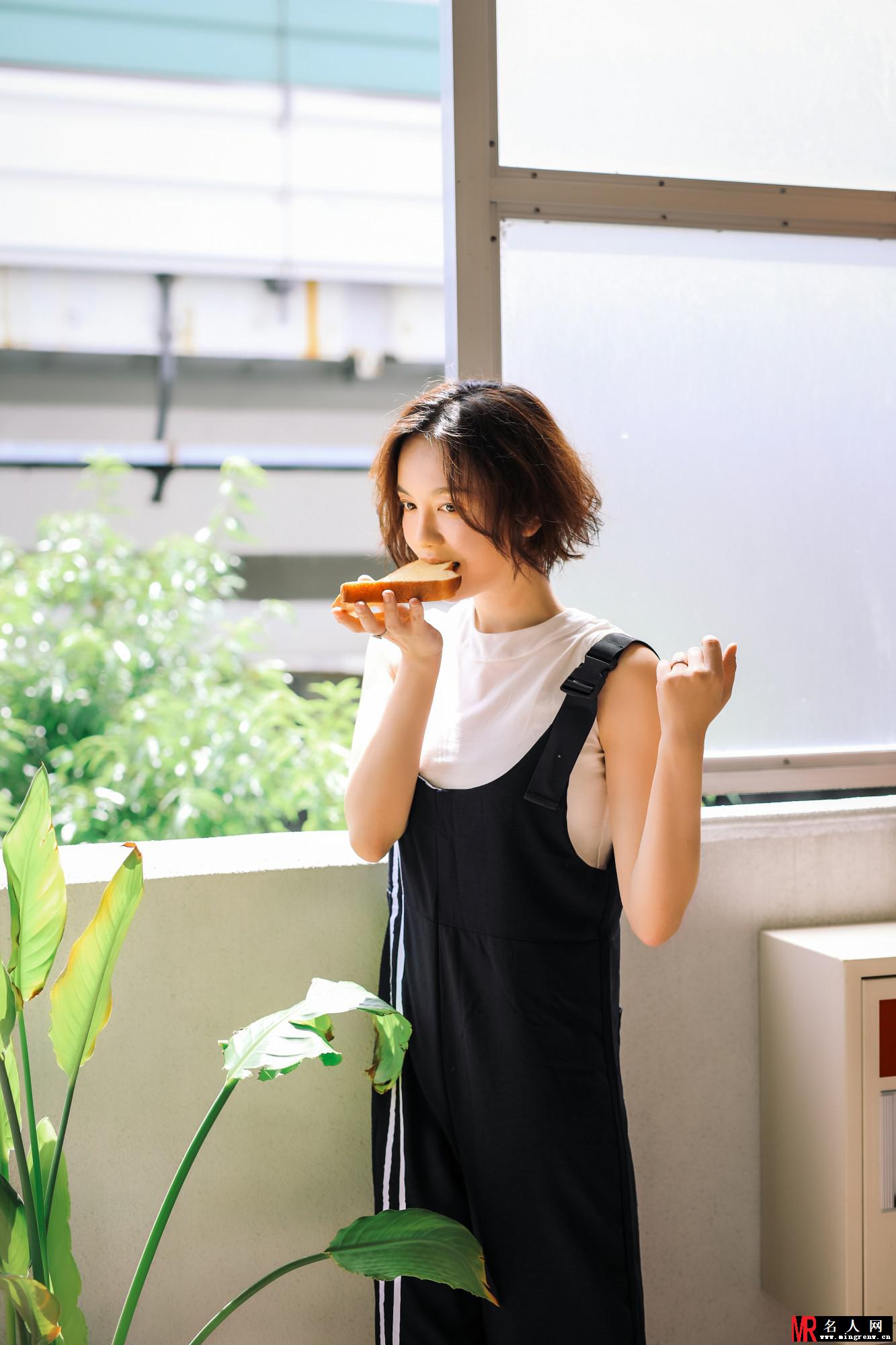 吕佳容最新时尚街拍 穿背带裤超减龄(1)
