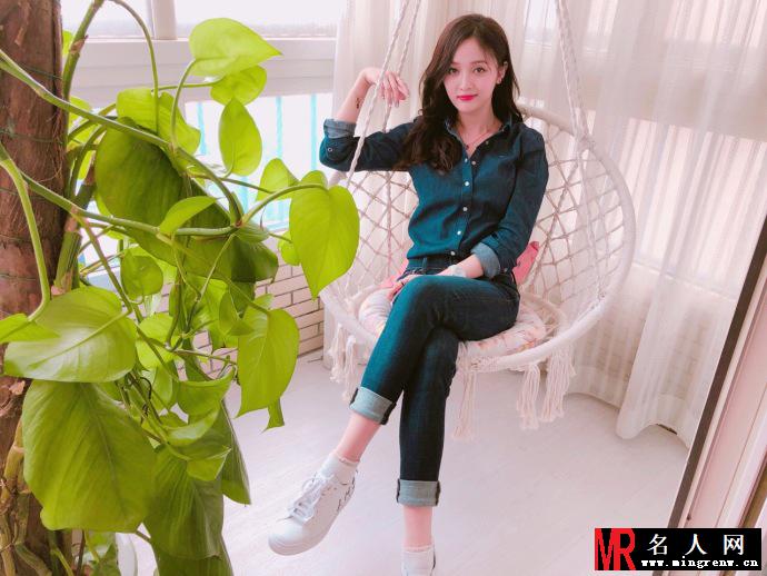 吴宣仪牛仔LOOK精致干练 坐吊椅拍照表情可爱(1)