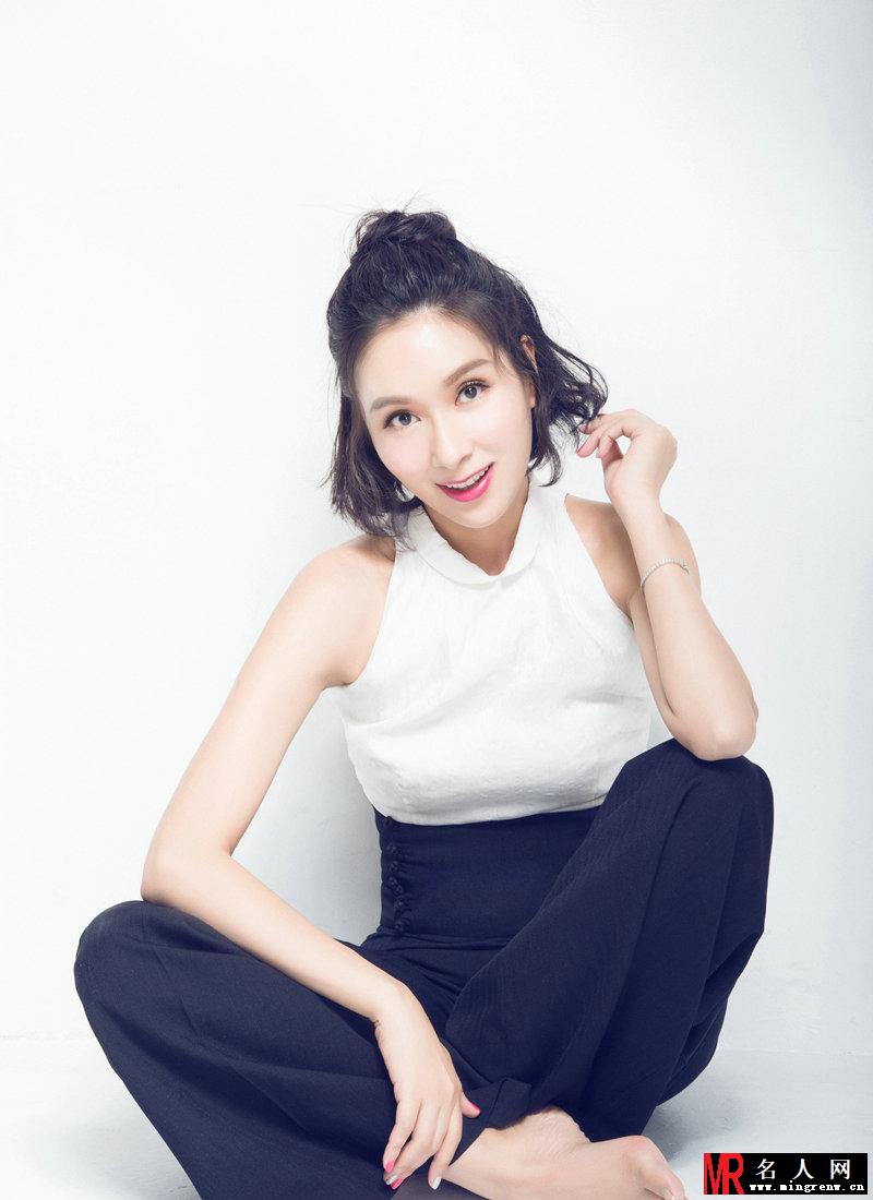 杨恭如初秋休闲大片 甜美微笑俏皮可爱(1)