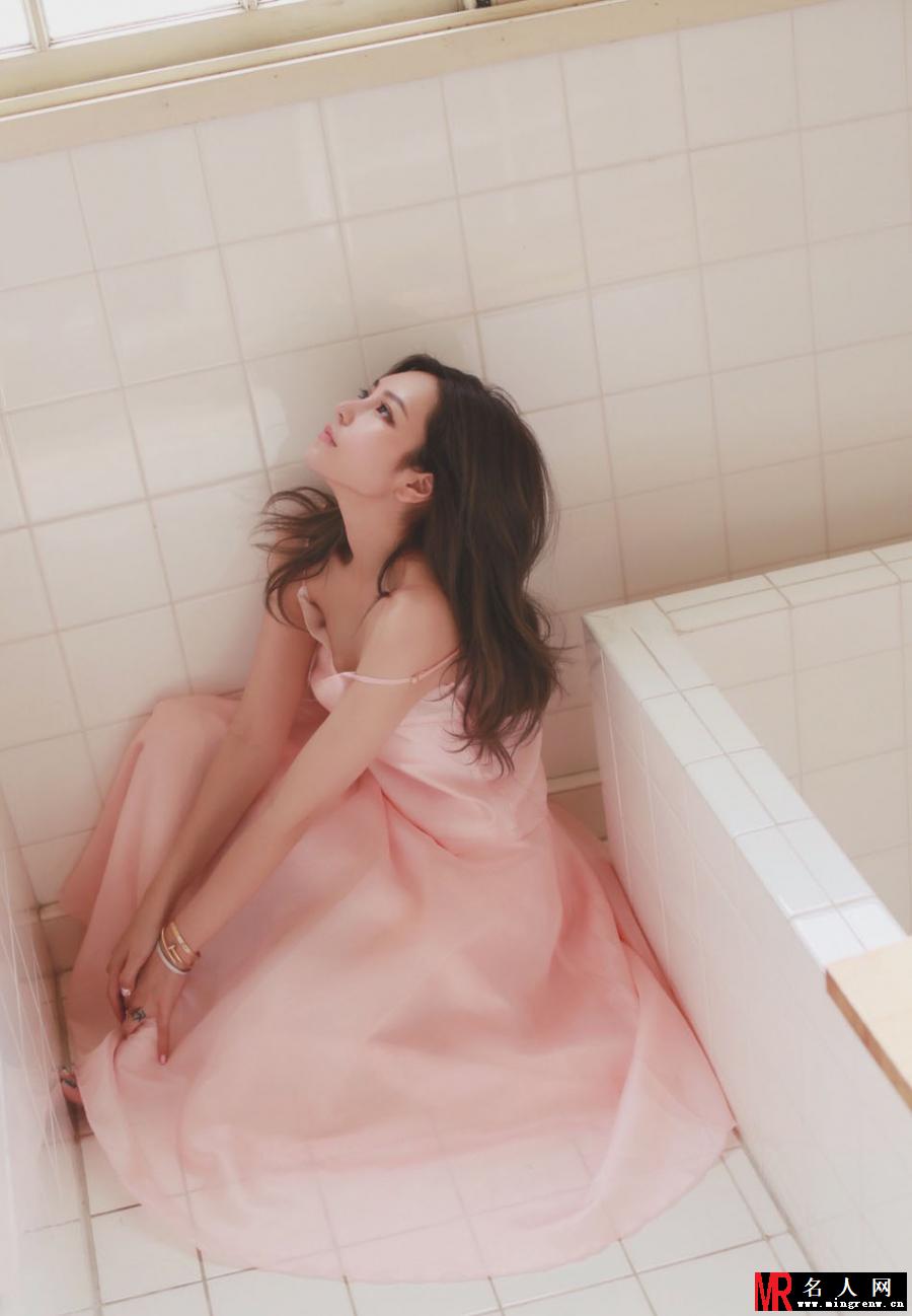 罗志祥女友周扬青晒照 身穿唯美裙尽显淑女气质(1)