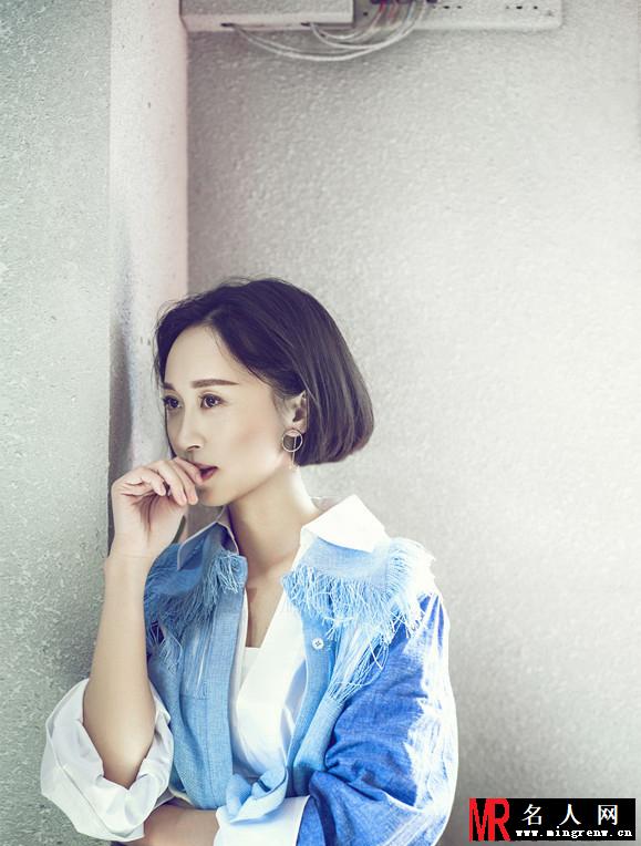 练束梅胡同深处拍大片 时而活泼烂漫时而婉约自然(1)