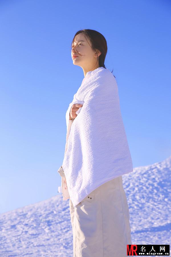 施诗冬日雪地写真 女神俏皮浴巾抢戏(1)