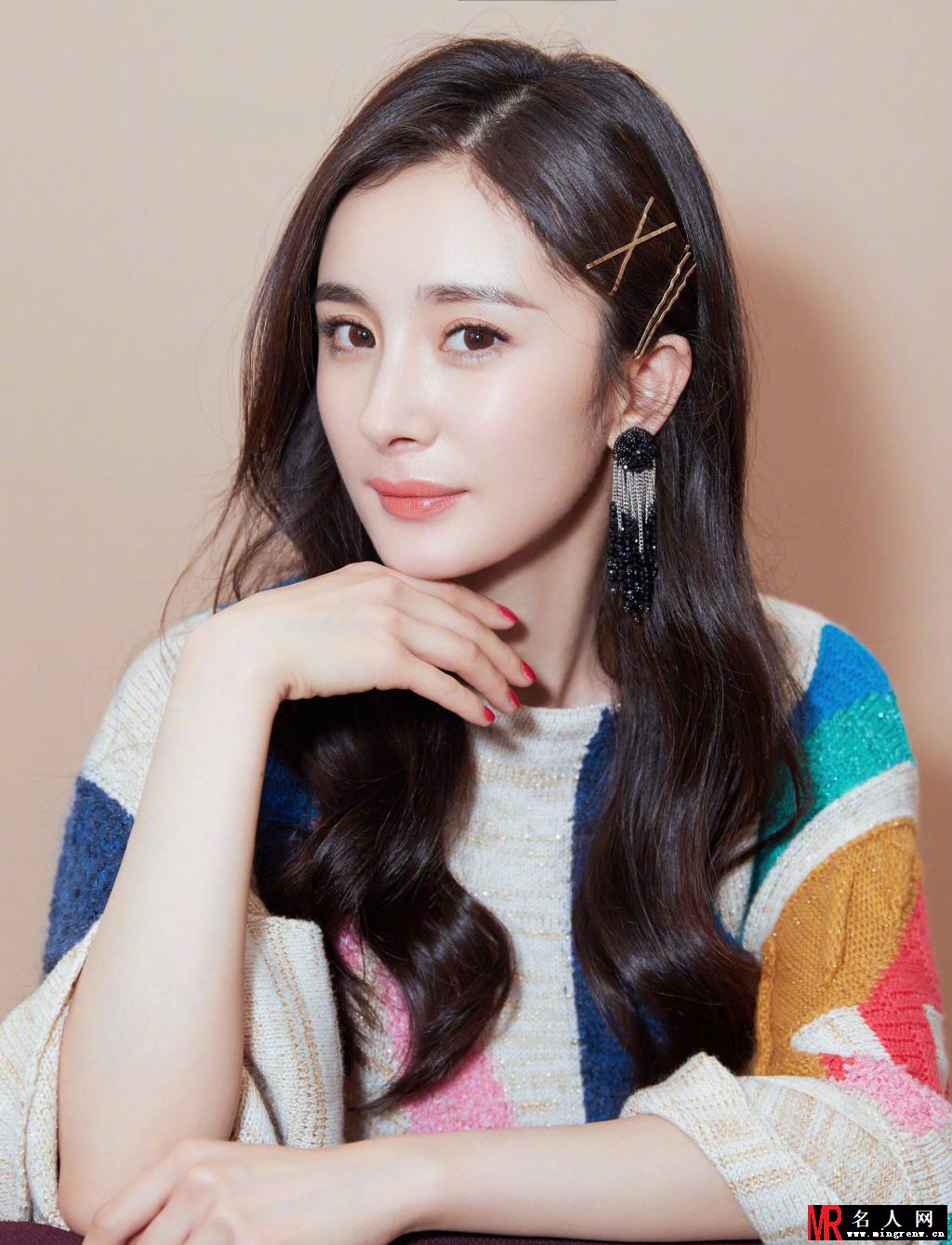 杨幂性感靓丽写真 眉眼弯弯美成仙女(1)