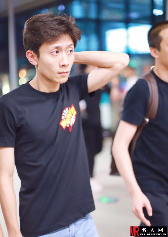 张一山现身机场走路带风 发现被记者拍小眼神亮了(1)