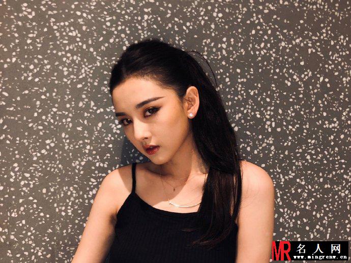 宋祖儿罕见烟熏妆 性感妩媚酷似猫女(1)