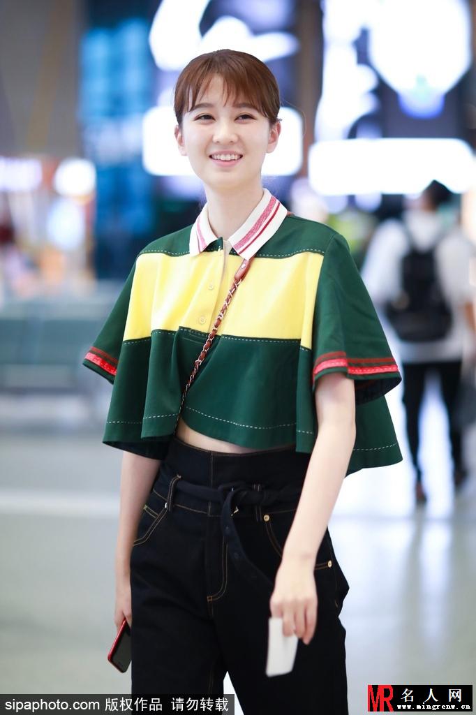 乔欣身材苗条秀小蛮腰 嘟嘴回眸撩发迷人(1)
