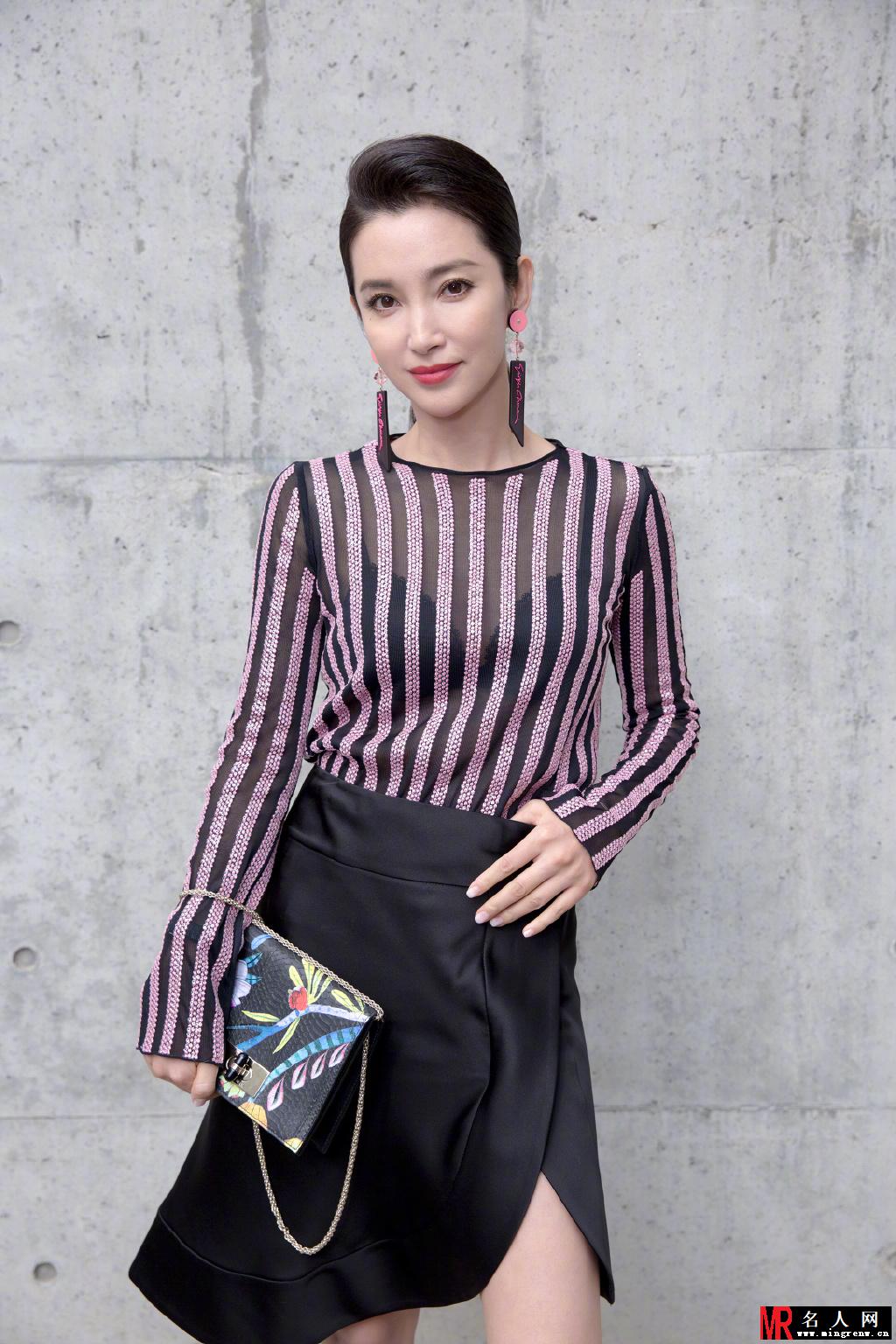 李冰冰亮相阿玛尼秋冬大秀 身着品牌系列服饰简洁优雅尽显女人味(1)