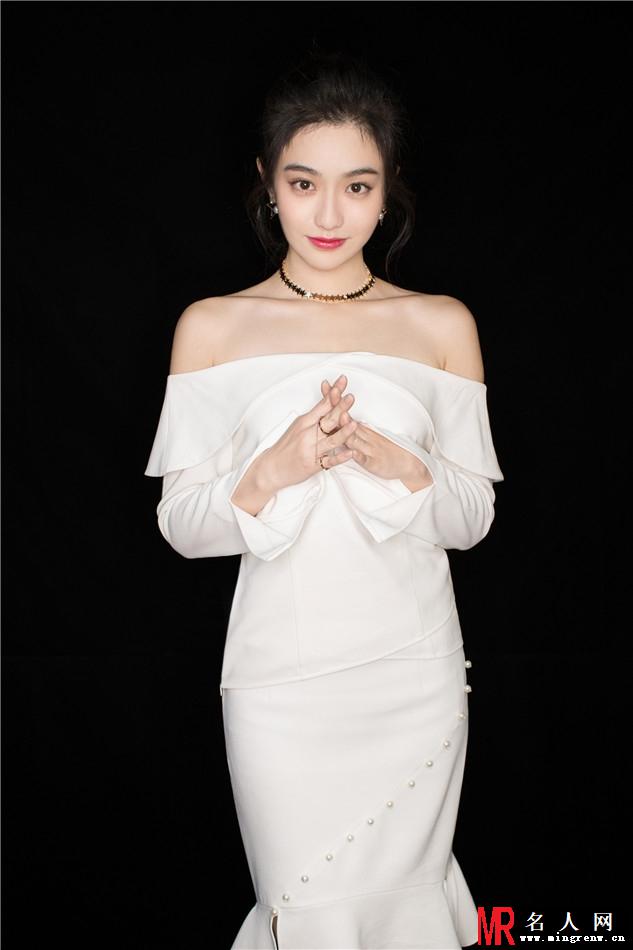 演员孙雪宁最新写真曝光 大秀香肩尽显女性柔美一面(1)