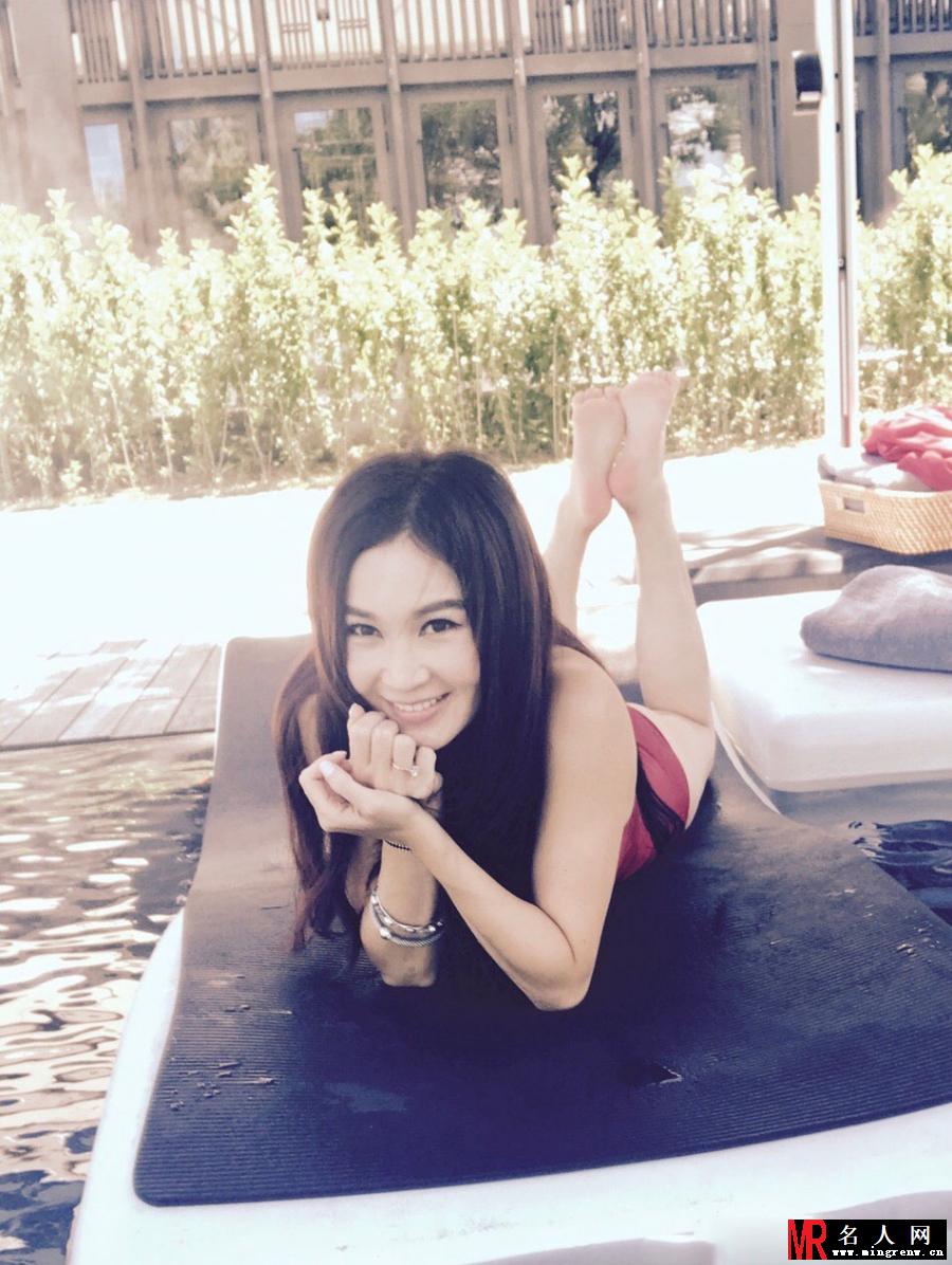 51岁温碧霞晒照秀身材 开心走出婚变阴霾(1)