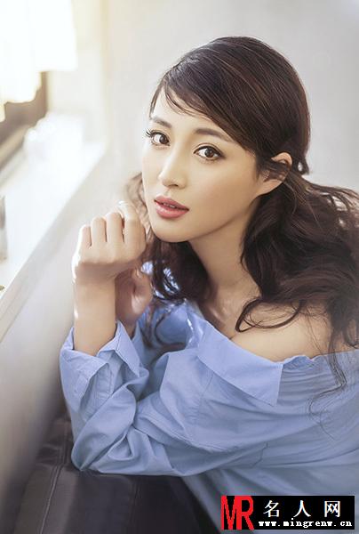 甘婷婷诱人写真 性感中不失淡定从容(1)