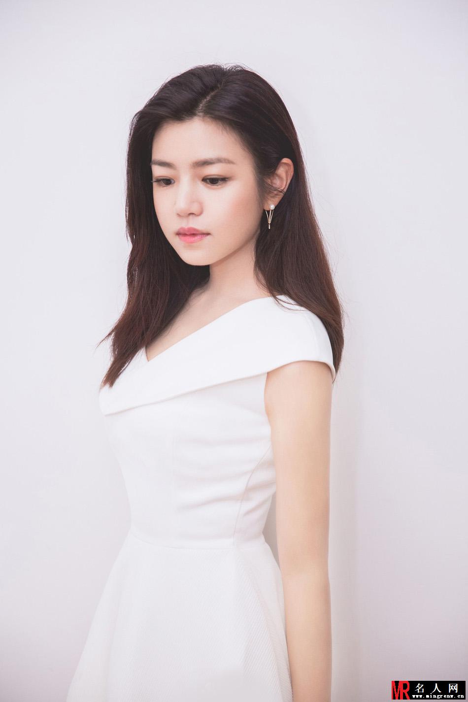 陈妍希斜肩白裙秀锁骨 温婉浅笑优雅知性(1)