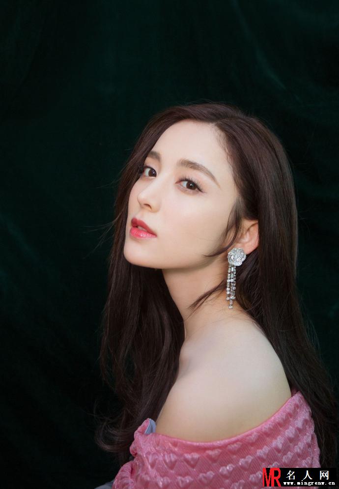 古力娜扎身穿粉裙出席某时尚活动 妩媚撩发秀美胸(1)