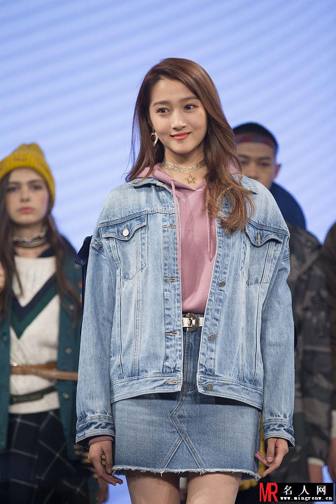关晓彤现身某品牌发布会 比耶卖萌显少女本色(1)