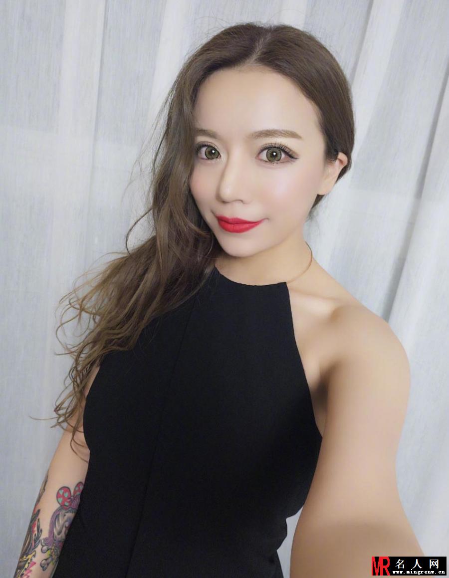 网红邢晓瑶晒深V “锋芒”毕露十分诱人(1)