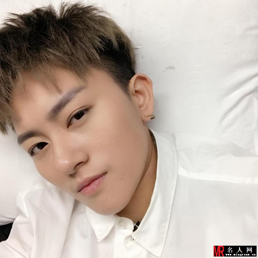 快女张晓钰帅气自拍(1)