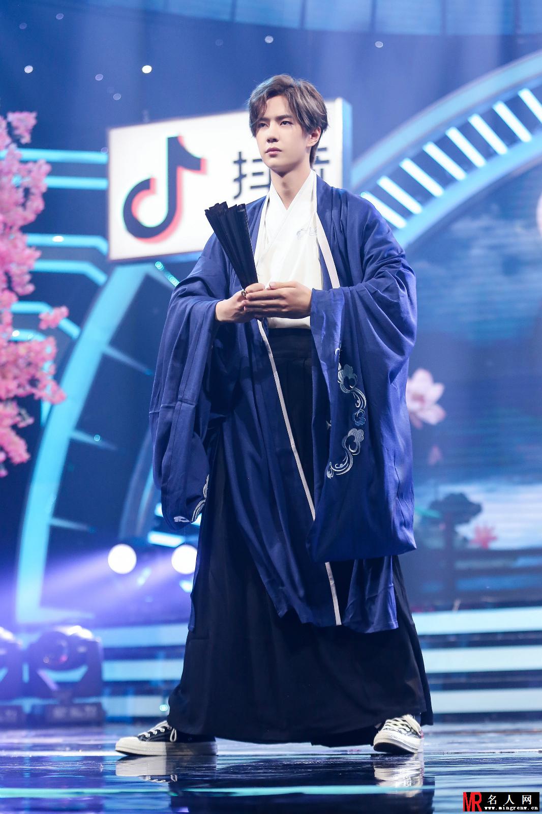 王一博《天天向上》古装舞扇 汉服少年扬袂蹁跹(1)
