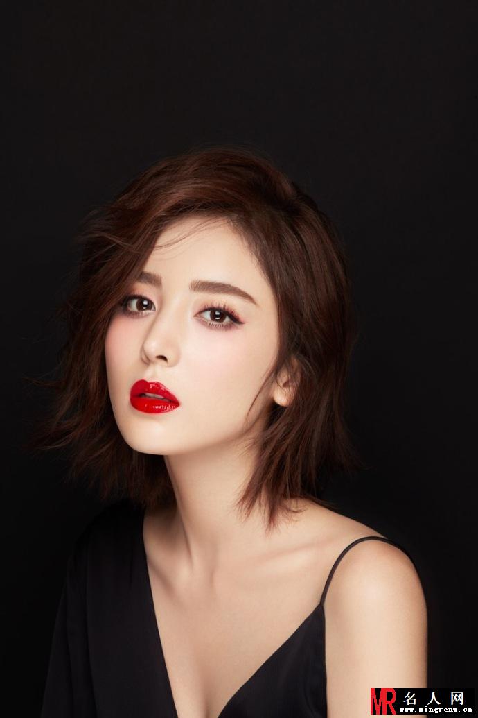 古力娜扎半露香肩上演美背杀 诠释红唇雪肌美人(1)