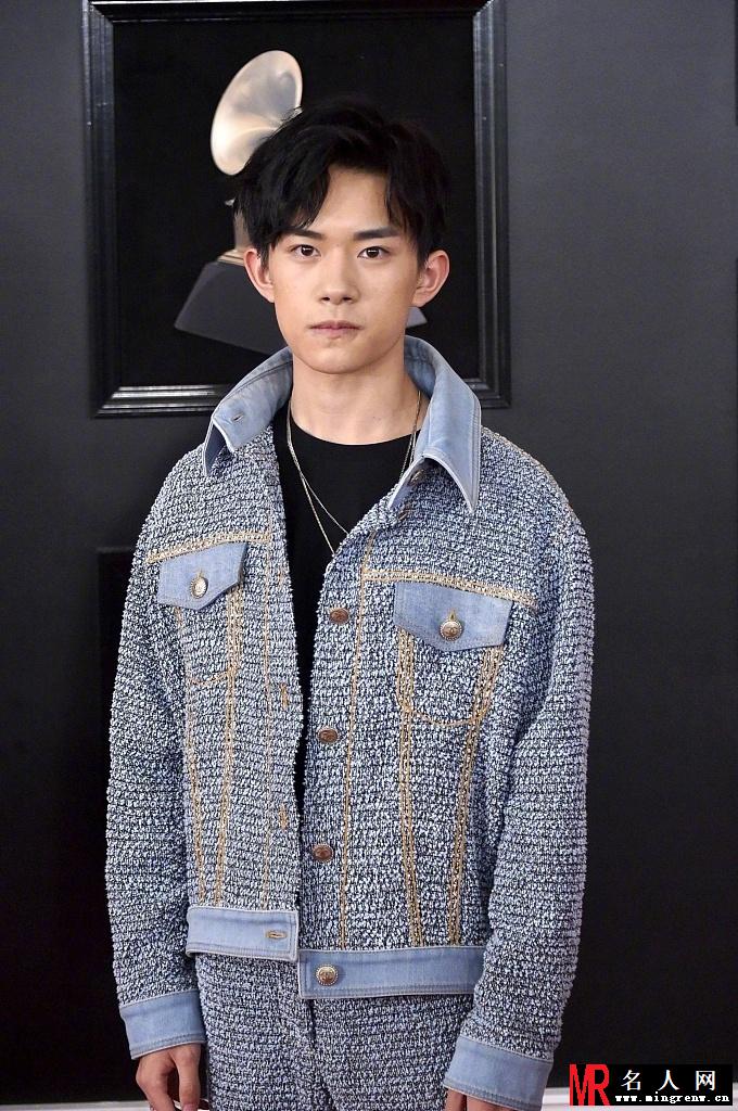 易烊千玺格莱美红毯造型 CHANEL春夏系列套装配白色腕表精致迷人(1)