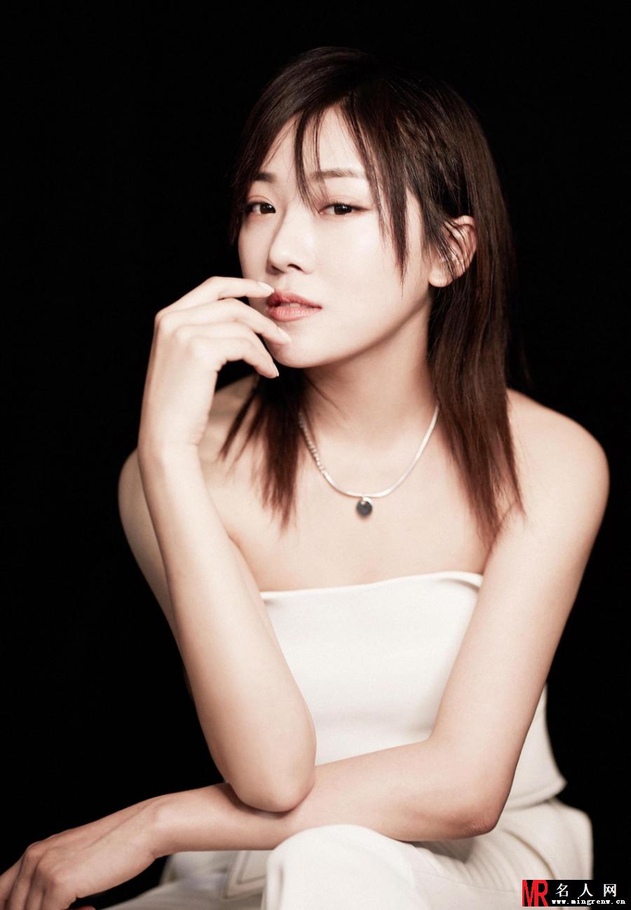 菅纫姿率性演绎极简时尚 率真又不失性感(1)