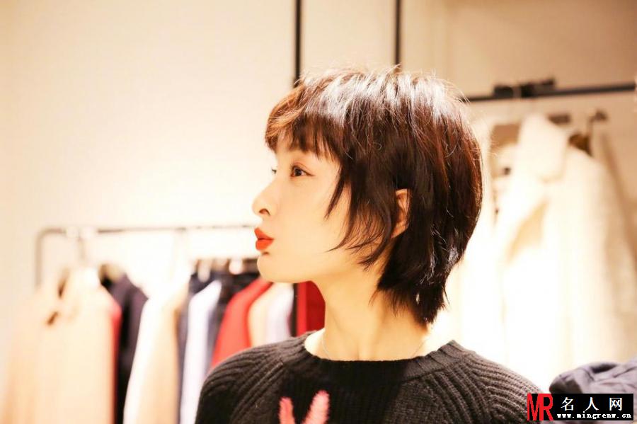 吴昕晒九宫格活动照 花美人更美(1)