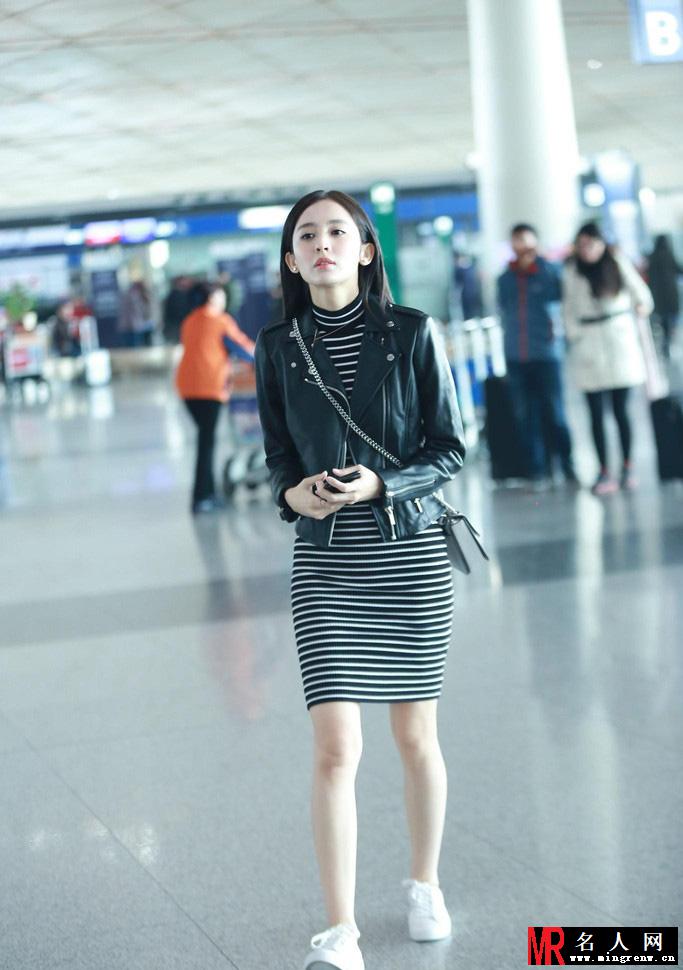 古力娜扎现身机场肤白貌美(1)