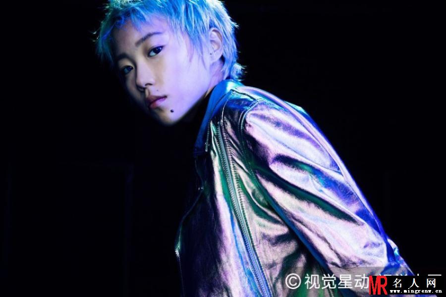窦靖童新专写真 白色短发酷炫十足(1)