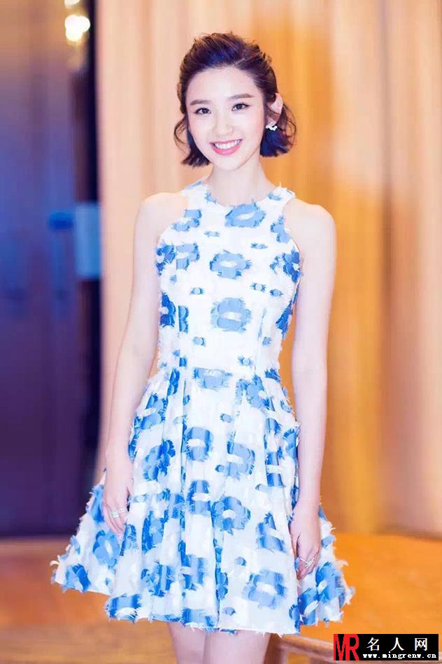 唐艺昕亮相珠海 剪花小礼裙秀丽俏皮(1)
