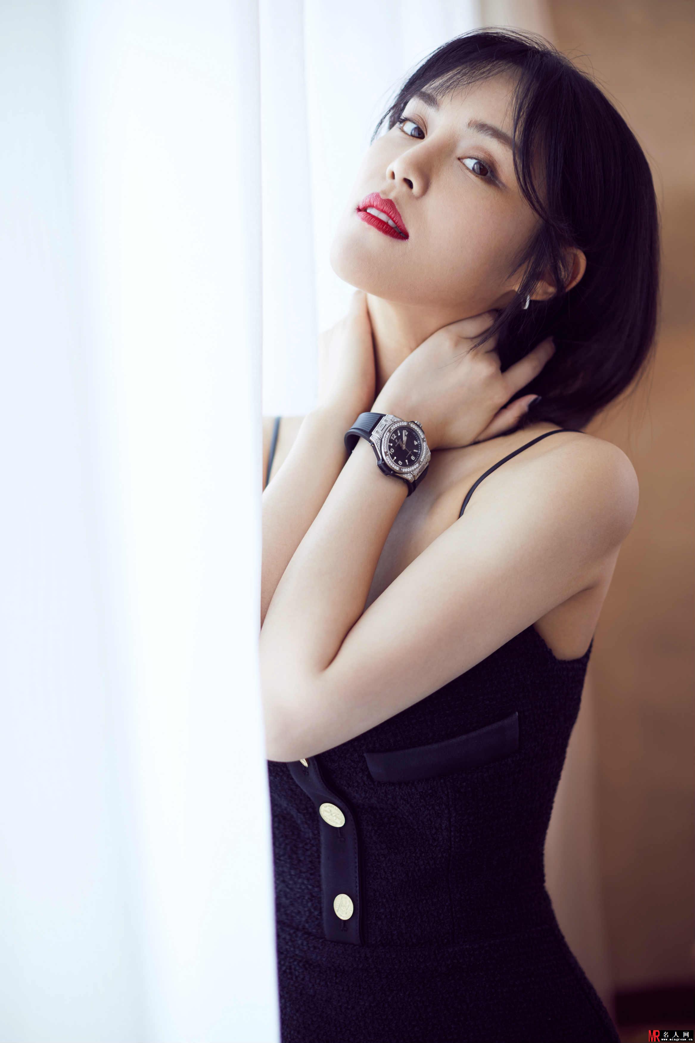 韩丹彤简约黑裙性感撩人(1)