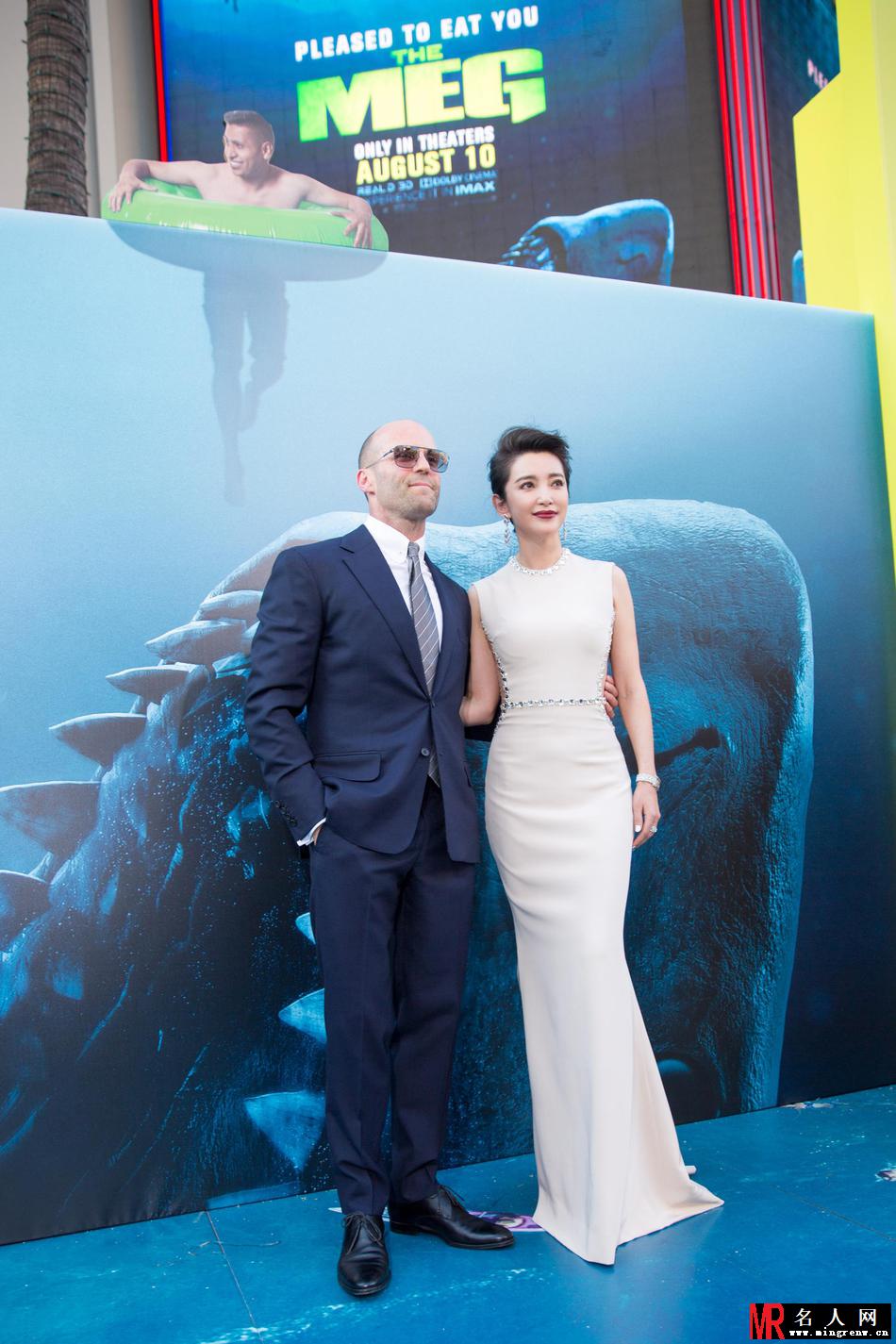 李冰冰亮相《巨齿鲨》首映 女神白裙小露侧腰(1)