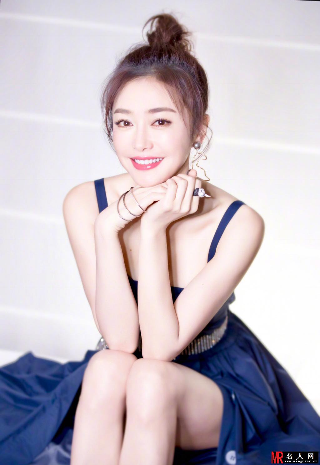 秦岚最新写真曝光 古典美人笑容甜美大露香肩性感十足(1)