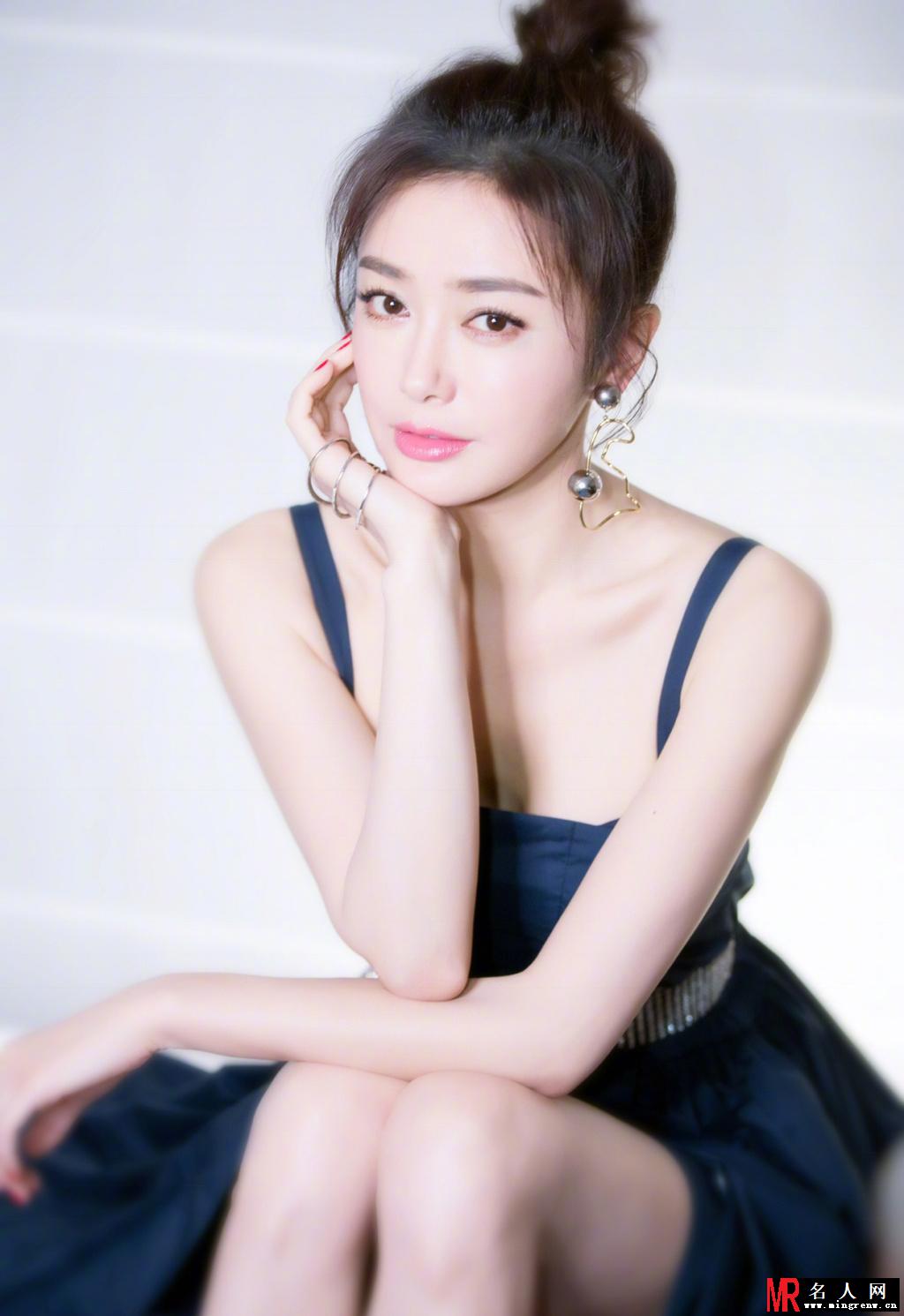 秦岚最新写真曝光 古典美人笑容甜美大露香肩性感十足(1)