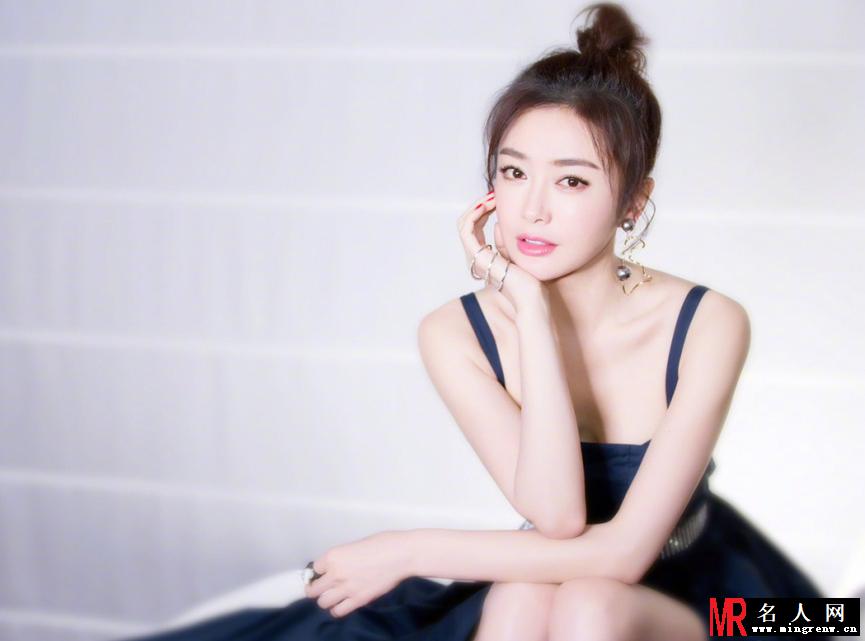 秦岚最新写真曝光 古典美人笑容甜美大露香肩性感十足(1)