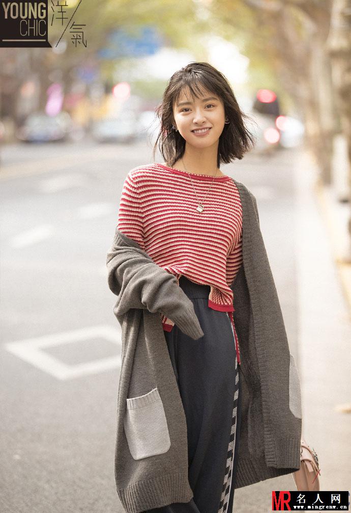 沈月元气街拍曝光 条纹针织衫搭运动阔腿裤时髦又少女(1)