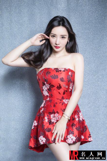 柳岩中国风抹胸短裙写真曝光  香肩美腿性感迷人(1)
