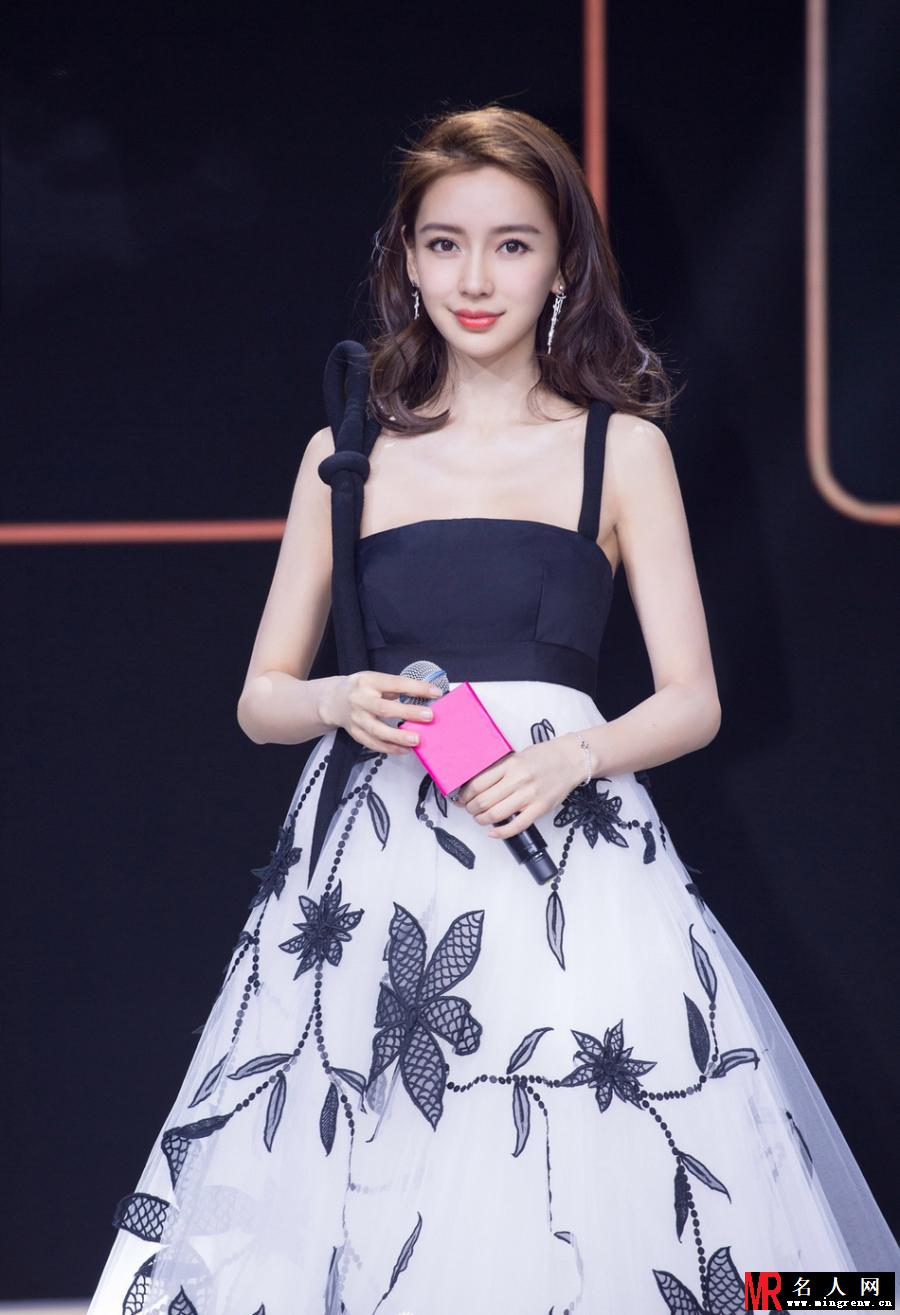 baby一身黑白礼裙亮相活动 依然少女感十足(1)
