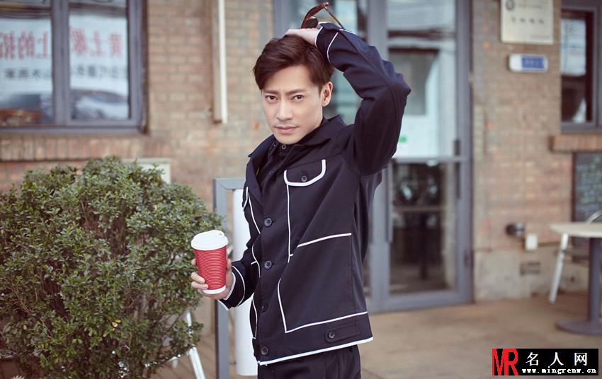 阮圣文街拍写真 手捧一杯咖啡潮男范(1)
