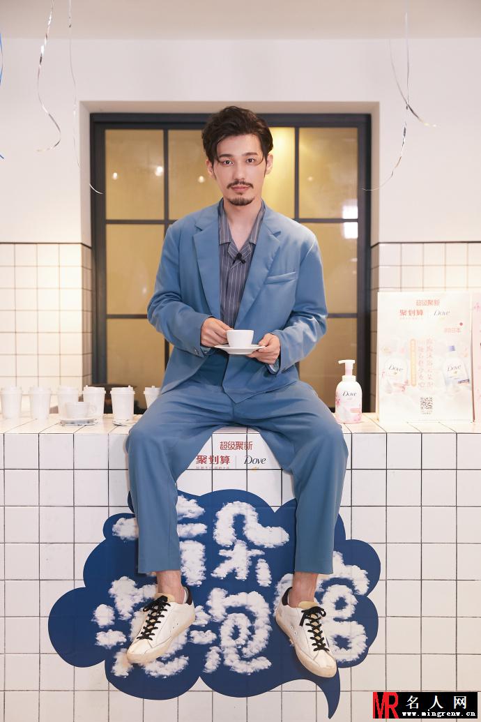 白宇“撸猫”双眼放电  蓝色西装温暖帅气十足(1)