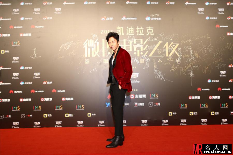 邓超亮相微博电影之夜 一身潮装雅痞时尚(1)