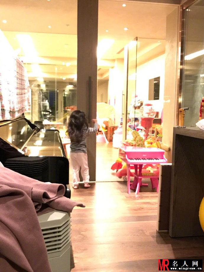 汪小菲晒出与女儿的合照 小玥儿表情多变(1)