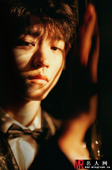 王俊凯俊朗写真 光影之间诠释半熟少年独特魅力(1)