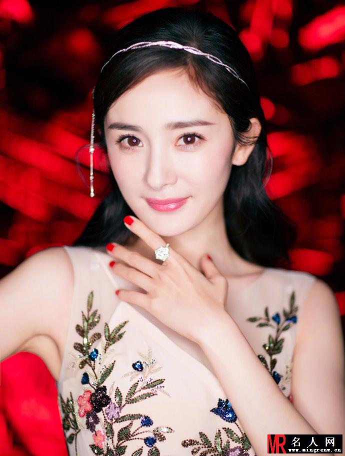 仙气十足！杨幂身着中国风长裙出席嘉人盛典(1)