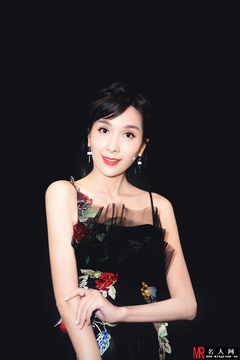 杨恭如一身黑色露肩小礼服 肤如凝脂尽显冻龄超凡魅力(1)