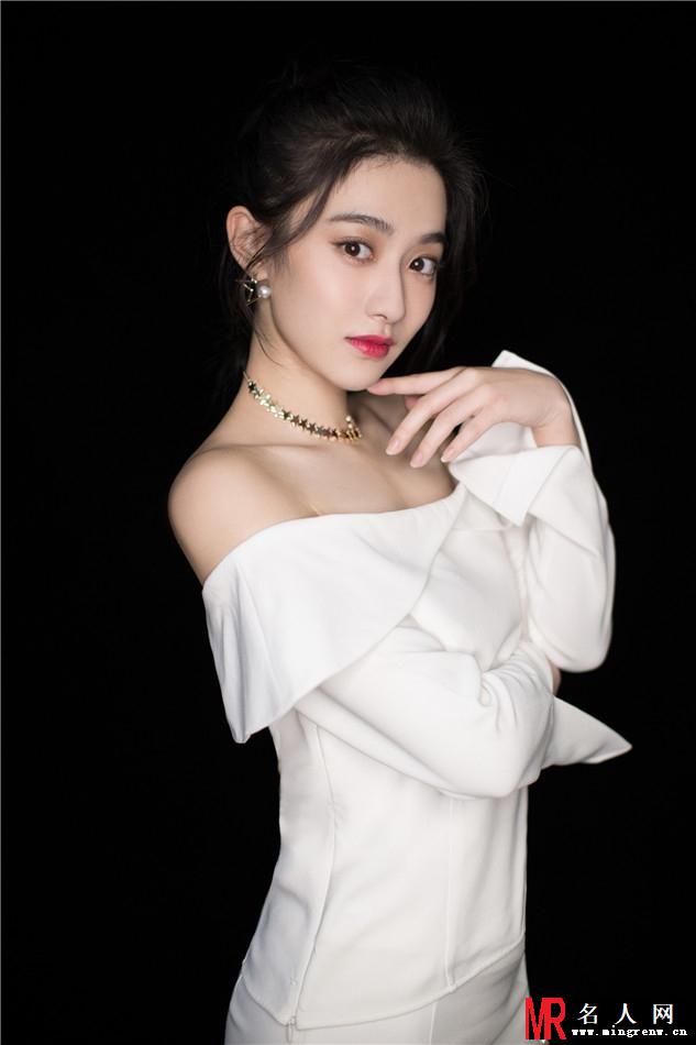 演员孙雪宁最新写真曝光 大秀香肩尽显女性柔美一面(1)