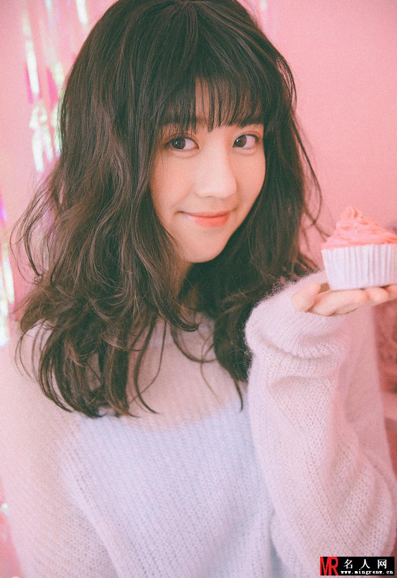 李凯馨粉色大片演绎少女诱惑 简直美得冒泡！(1)