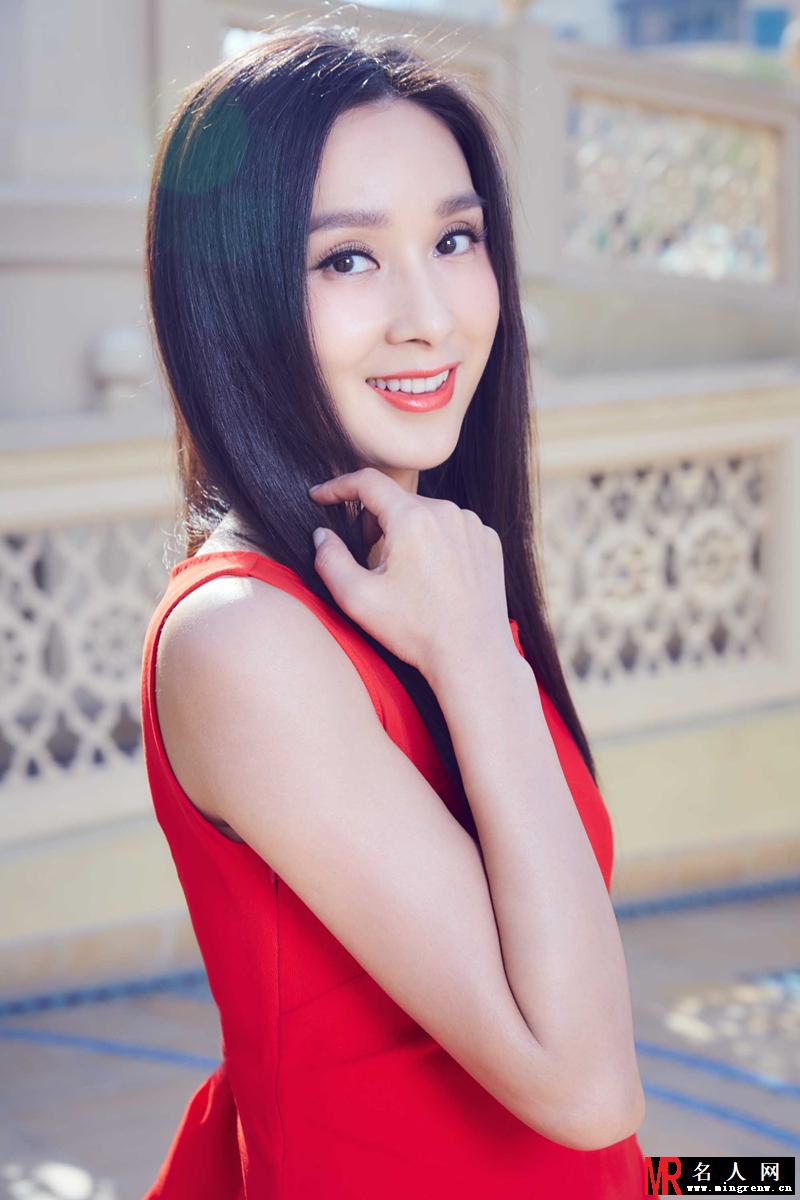 杨恭如户外写真 红衣似火美艳动人(1)