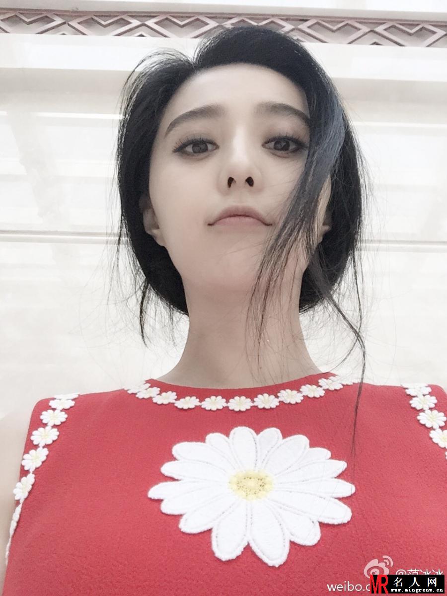 范冰冰卖萌自拍 红裙碎发扮兔兔(1)