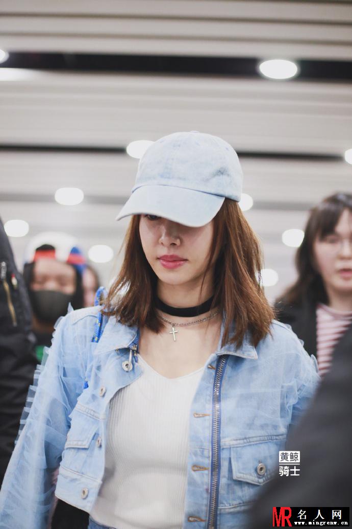 蔡依林现身机场 打扮娇俏如18少女(1)